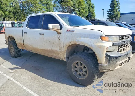2021 Chevrolet Silverado K1500 z USA, uszkodzony, nr VIN 1GCUYAEF7MZ193553